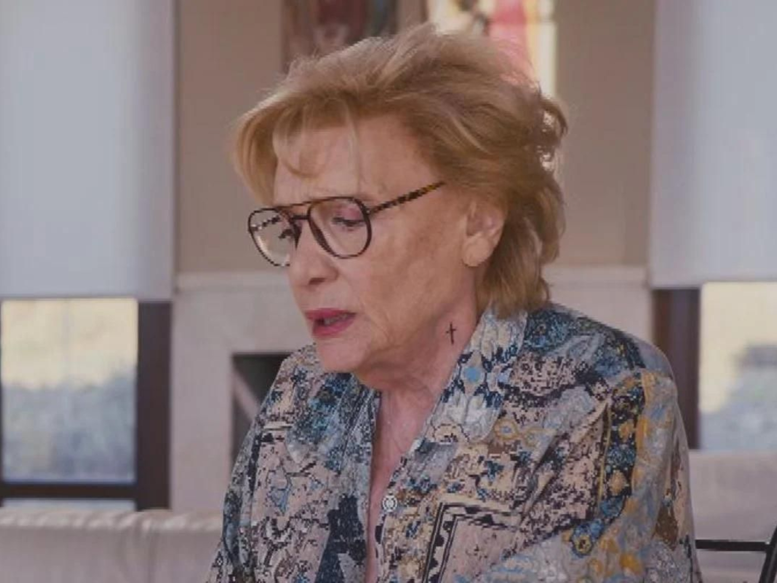 Η Γη της Ελιάς: Η Μαρία βγάζει τα άπλυτα του Κωνσταντίνου στην φόρα και τον ξεφτιλίζει