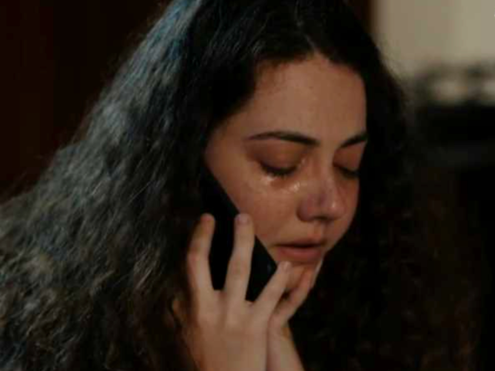 Η Γη της Ελιάς: Ο Ρούσσος δείχνει το πραγματικό του πρόσωπο και σαπίζει στο ξύλο την Άννα