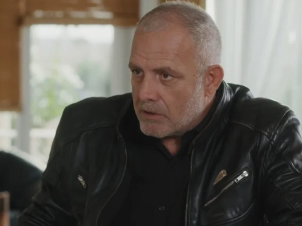 Η Γη της Ελιάς: Στο κρεβάτι του πόνου του ρίχνει την χαριστική βολή και τον τελειώνει