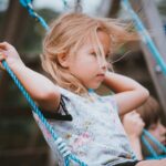 παιδί-στη-κούνια-