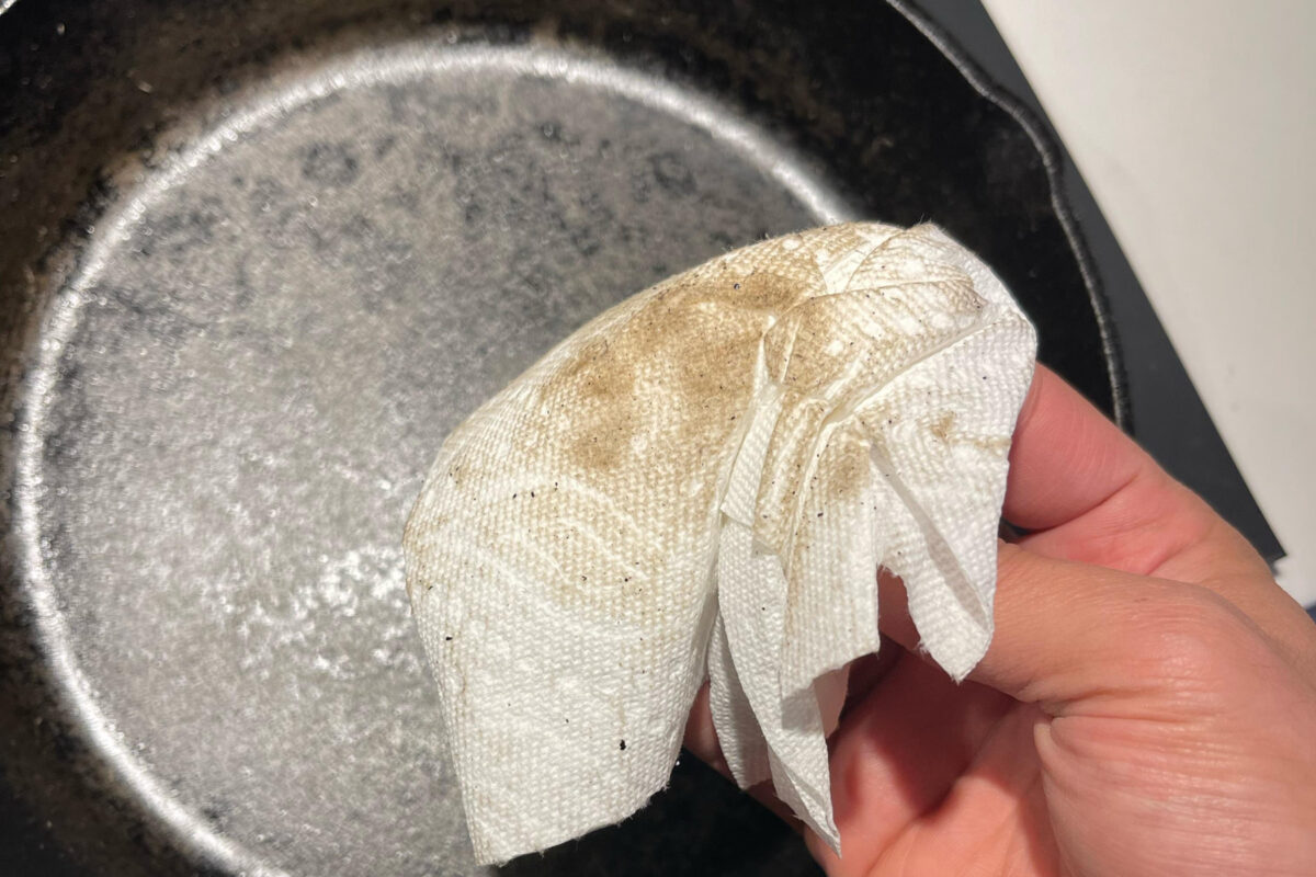 Γιατί τα τηγάνια είναι κολλώδη και λιπαρά μετά το πλύσιμο: οι ειδικοί λένε πώς να τα πλύνετε για να λάμψουν αφτιαχτο