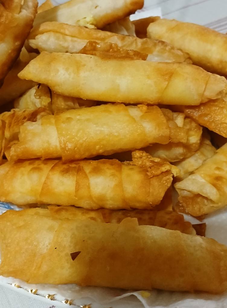 Γρήγορα τυρομπουρεκάκια με φέτα και ρεγκάτο