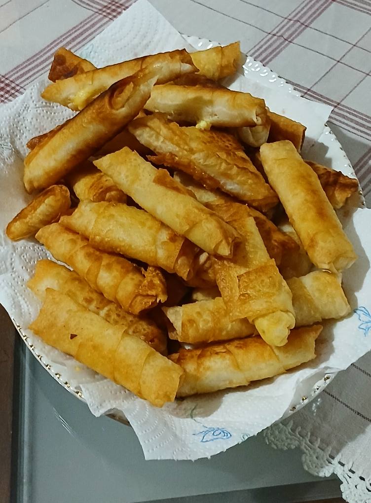 Γρήγορα τυρομπουρεκάκια με φέτα και ρεγκάτο