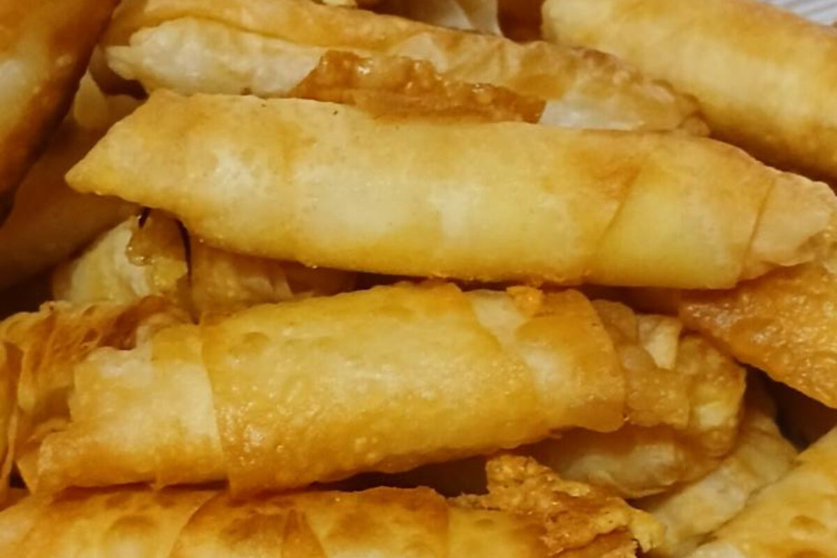 Γρήγορα τυρομπουρεκάκια με φέτα και ρεγκάτο