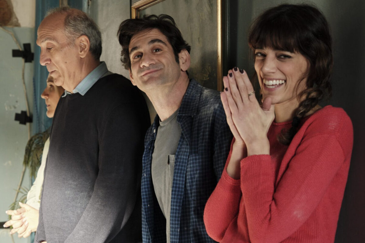 Κάμπινγκ: Κυκλοφόρησαν οι πρώτες φωτογραφίες από τα backstage της νέας μαύρης κωμωδίας μυστηρίου - Η πλοκή της σειράς