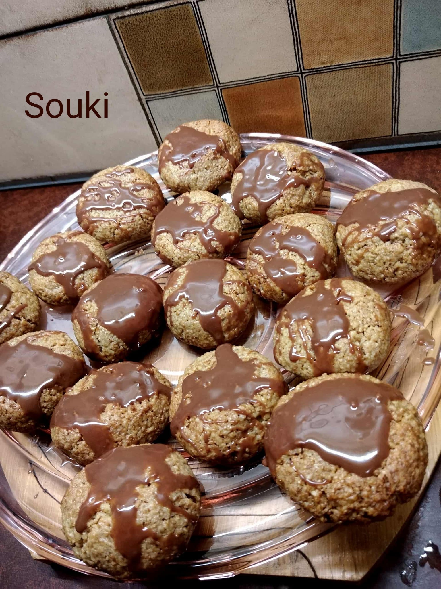 Καρυδάτα με λιωμένη σοκολάτα για κέρασμα