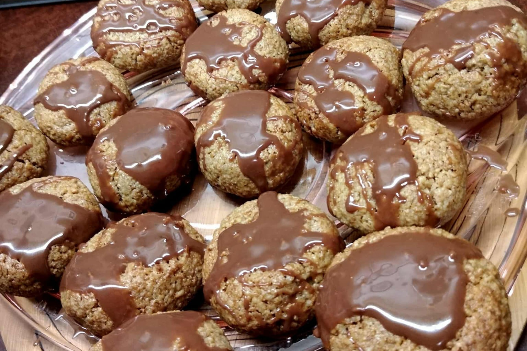 Καρυδάτα με λιωμένη σοκολάτα για κέρασμα