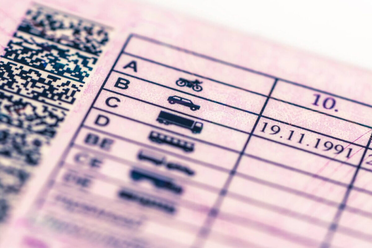 Καταργείται το ροζ δίπλωμα - Η ημερομηνία και ποιοι πρέπει να το αντικαταστήσουν νωρίτερα