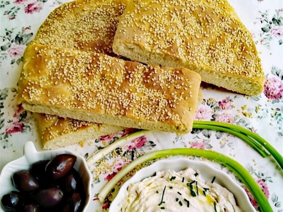 Καθαρά Δευτέρα 2026: Αυτός είναι ο λόγος που τρώμε λαγάνα και ταραμά