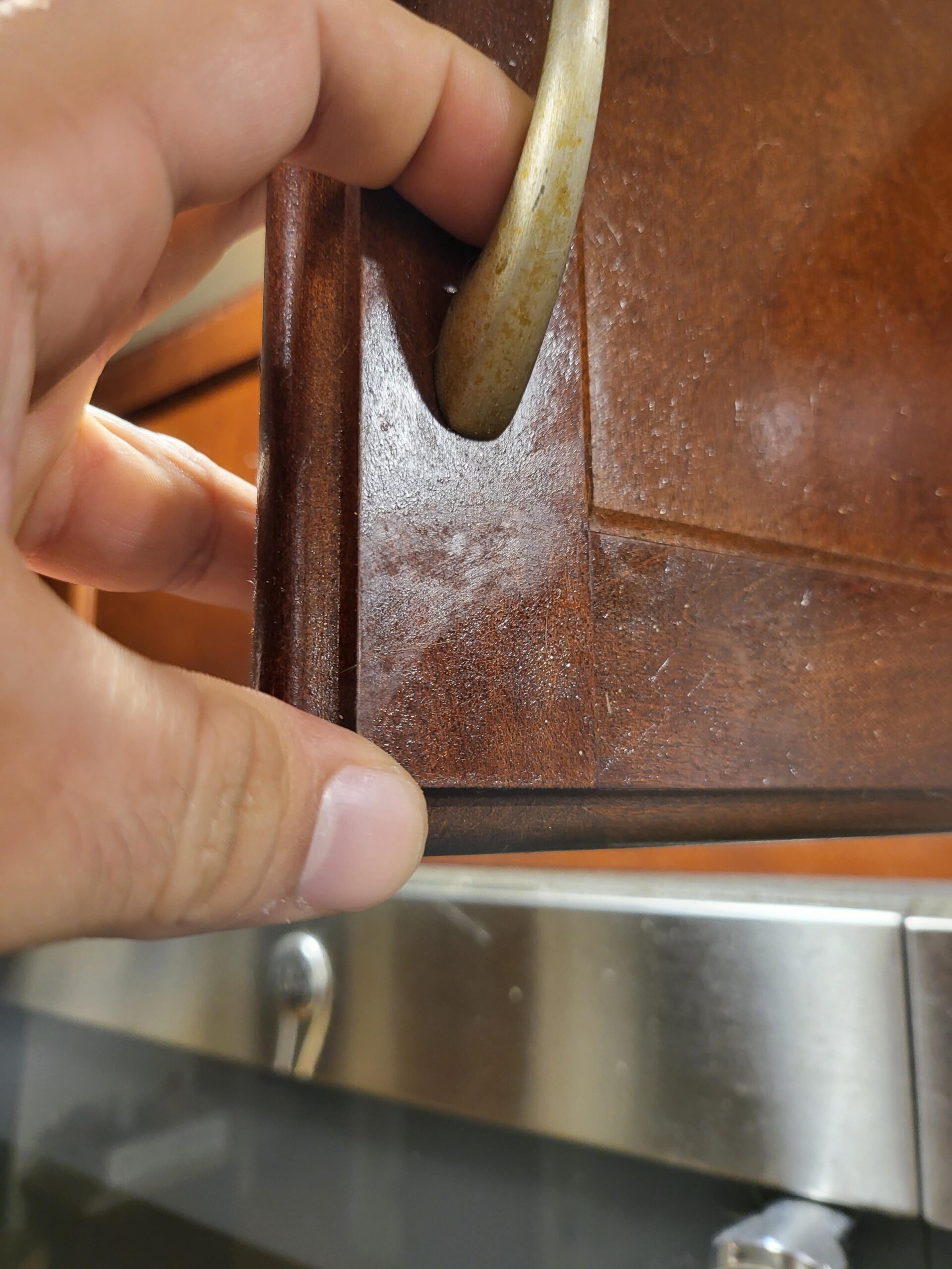 Καθάρισε τα ξύλινα ντουλάπια της κουζίνας με 2 υλικά που έχεις στο σπίτι