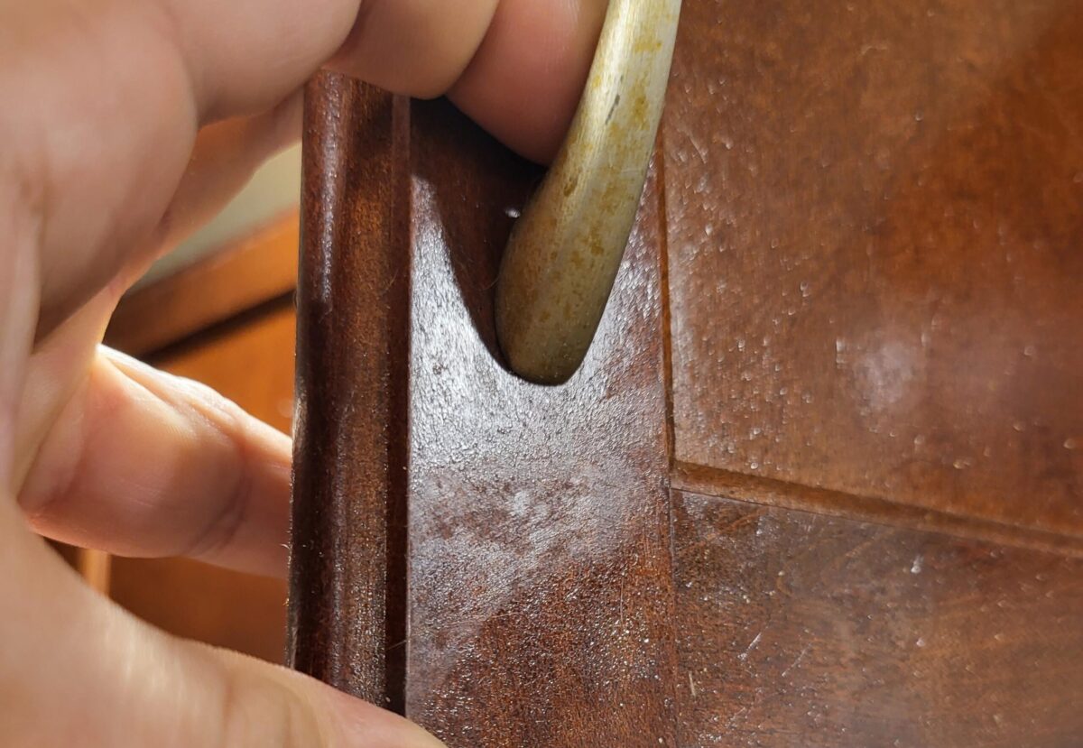 Καθάρισε τα ξύλινα ντουλάπια της κουζίνας με 2 υλικά που έχεις στο σπίτι