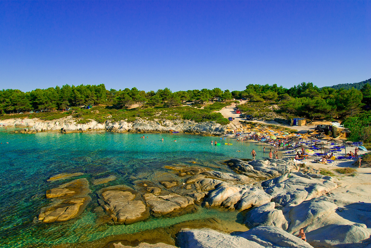 Καβουρότρυπες: Η παραλία με τα τιρκουάζ νερά και τα λευκά βράχια που θυμίζει εξωτικό παράδεισο αφτιαχτο