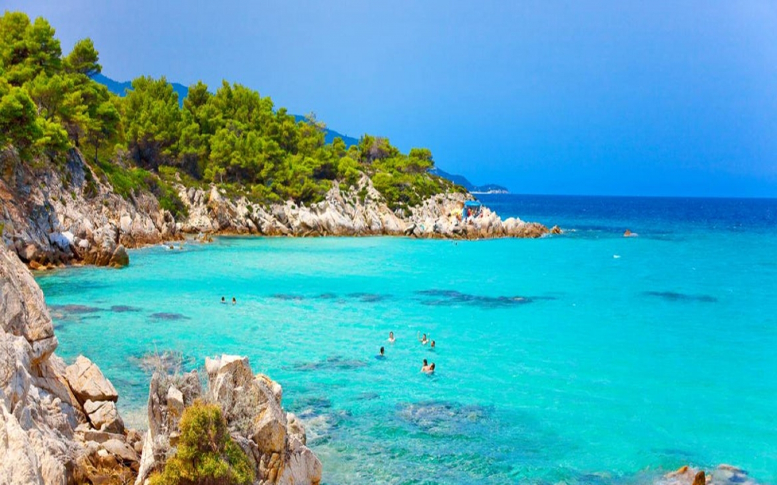 Καβουρότρυπες: Η παραλία με τα τιρκουάζ νερά και τα λευκά βράχια που θυμίζει εξωτικό παράδεισο αφτιαχτο