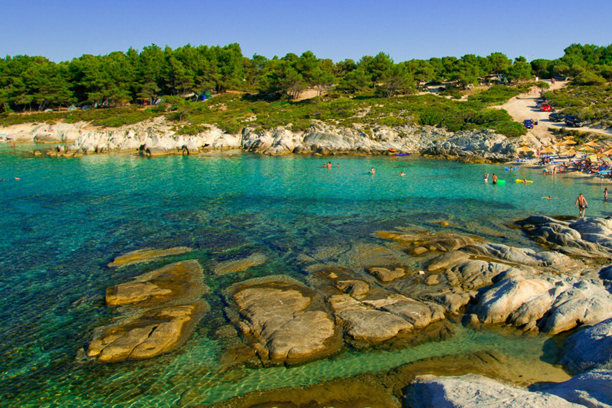 Καβουρότρυπες: Η παραλία με τα τιρκουάζ νερά και τα λευκά βράχια που θυμίζει εξωτικό παράδεισο αφτιαχτο