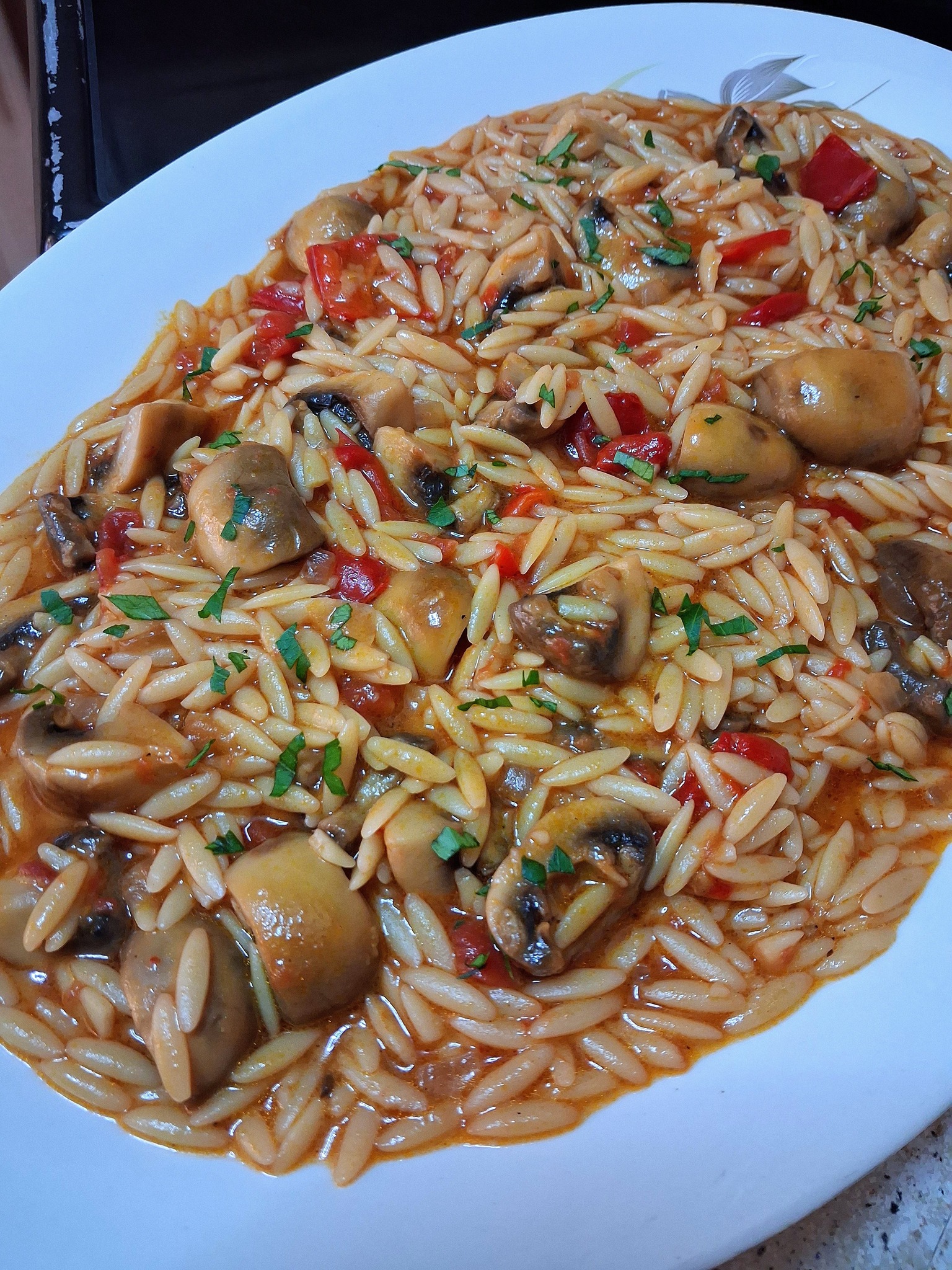 Κοκκινιστό κριθαρότο με μανιτάρια για τη Καθαρά Δευτέρα