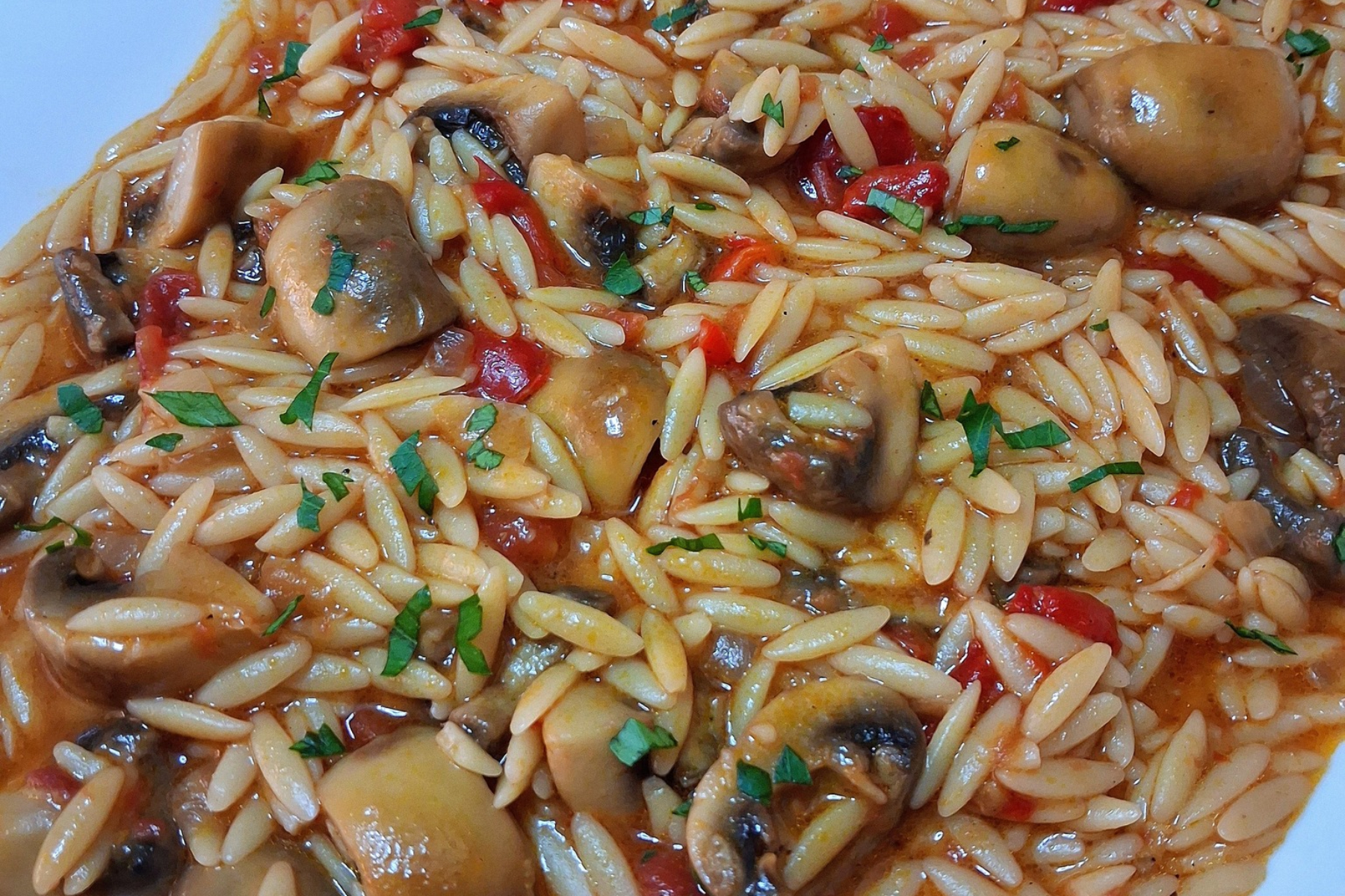 Κοκκινιστό κριθαρότο με μανιτάρια για τη Καθαρά Δευτέρα