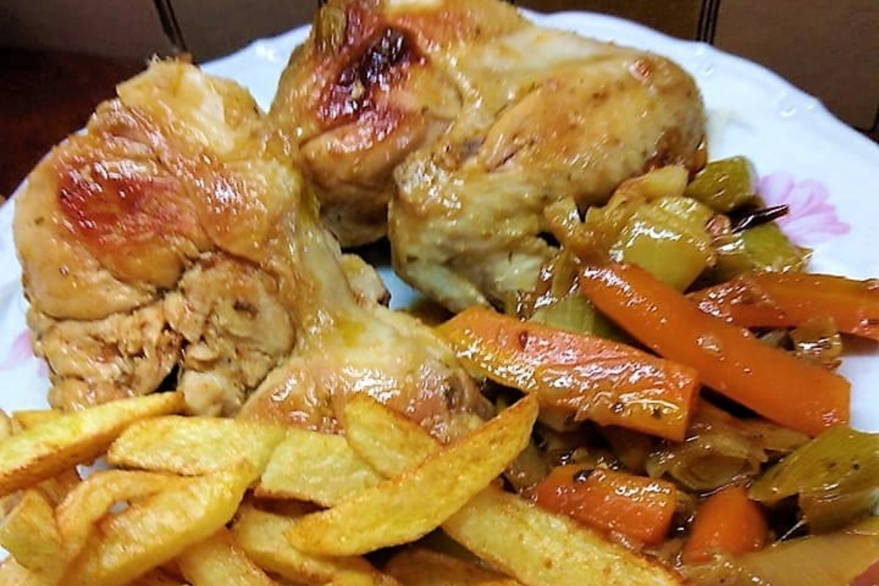 Κοτόπουλο-τσιγαριαστό με πράσα-