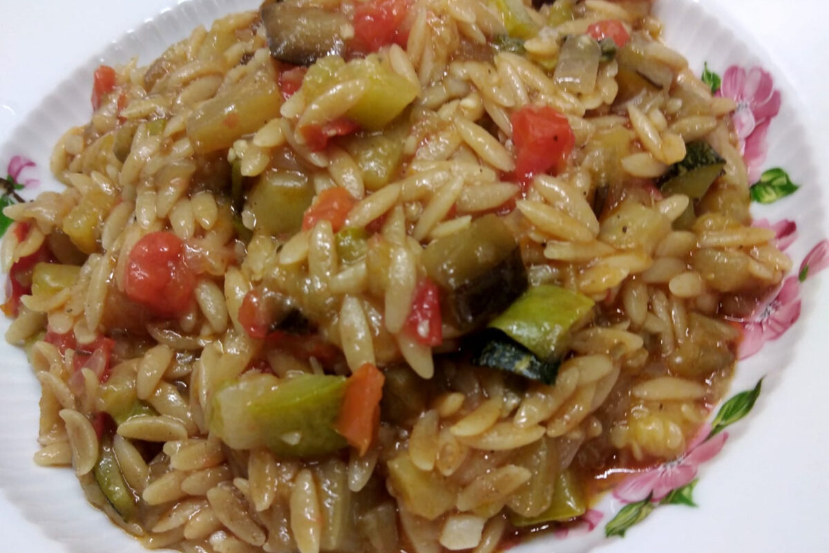 Κριθαράκι ολικής με λαχανικά για τη Σαρακοστή