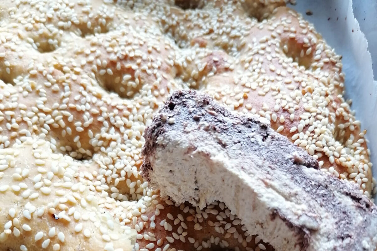 Λαγάνα με μέλι και ταχίνι για τη Καθαρά Δευτέρα