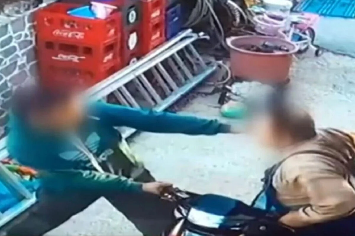 Λέρος: Σοκαριστικό βίντεο δείχνει τον πατέρα να χτυπά βάναυσα τον πατροκτόνο γιο του μέσα στο συνεργείο - Οι αντιδράσεις της μητέρας