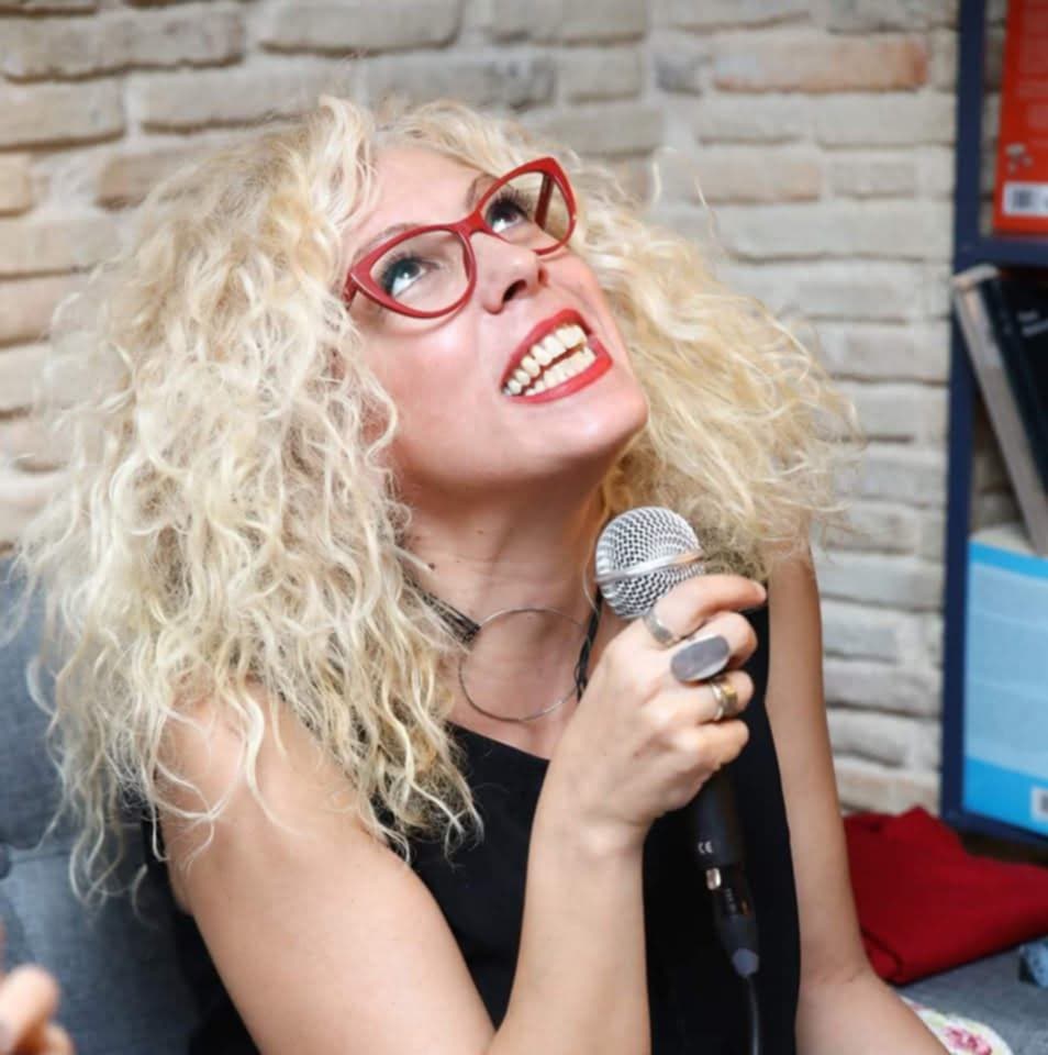 Λίλη Γάτη: Η συγγραφέας των παραμυθιών σε μια αποκλειστική συνέντευξη