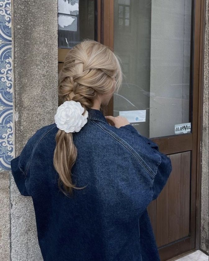 Μαλλιά Μαρτίου 2026: Τα πιο μοντέρνα και εύκολα χτενίσματα για κάθε στιγμή της ημέρας