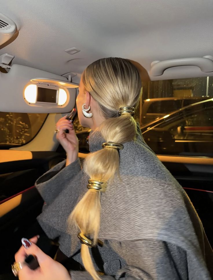 Μαλλιά Μαρτίου 2026: Τα πιο μοντέρνα και εύκολα χτενίσματα για κάθε στιγμή της ημέρας