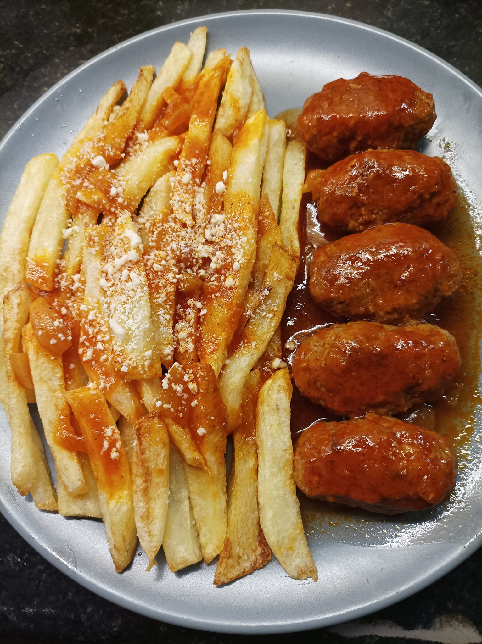 σουτζουκάκια-με-τηγανιτές πατάτες-συνταγή-