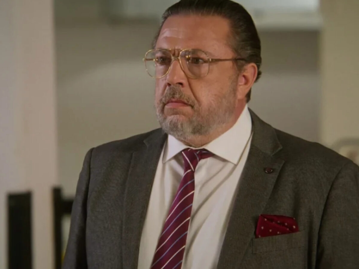 Να μ αγαπάς: Τρακάρει μεθυσμένος και εγκλωβίζεται στα συντρίμμια