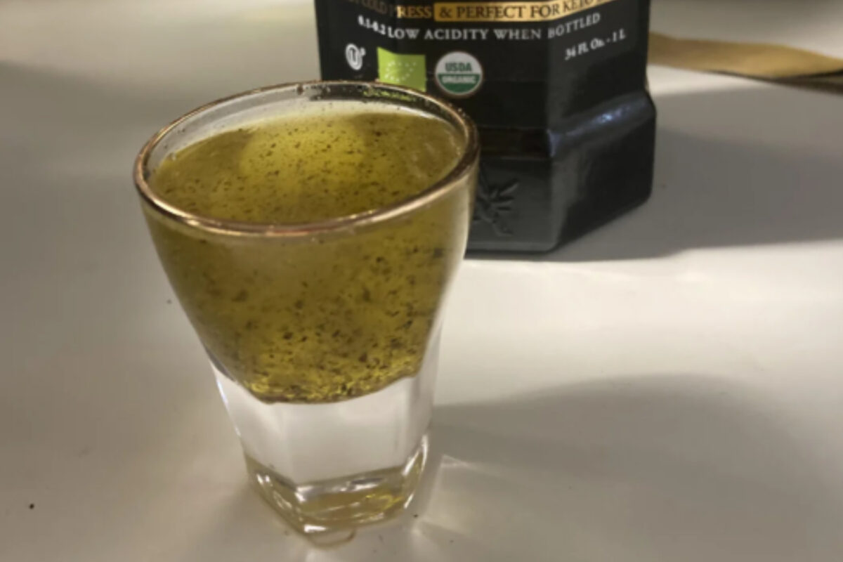 Να γιατί πρέπει να βάζεις αλάτι στο λάδι: το κόλπο της γιαγιάς που αποδεδειγμένα πιάνει αφτιαχτο