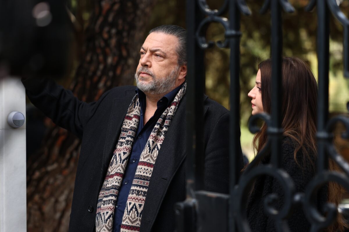 Να μ' αγαπάς: Ο Θεόφιλος τύφλα στο μεθύσι παρενοχλεί τη Ζωή