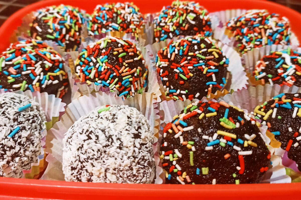 Νηστίσιμα τρουφάκια χωρίς ζάχαρη με τρούφα σοκολάτας