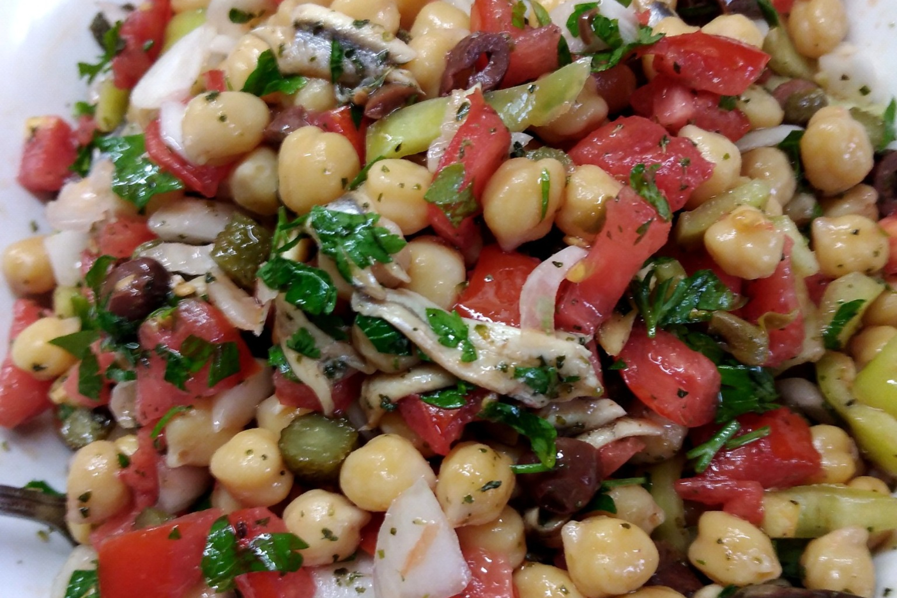 Νηστίσιμη πολυσαλάτα με ρεβίθια για τη Καθαρά Δευτέρα