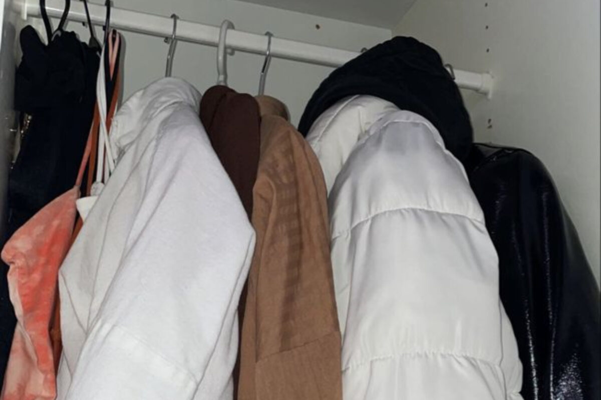 Οργάνωση ντουλάπας: 2 κόλπα για μακρυά μπουφάν, φορέματα και τζιν αφτιαχτο