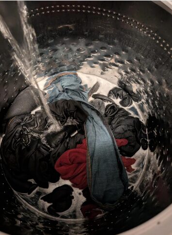 Πόσο μπορείς να αφήσεις τα ρούχα στο πλυντήριο μέχρι να τα απλώσεις σύμφωνα με τους ειδικούς