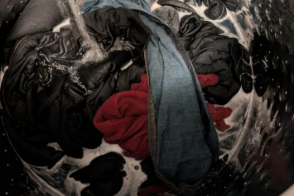 Πόσο μπορείς να αφήσεις τα ρούχα στο πλυντήριο μέχρι να τα απλώσεις σύμφωνα με τους ειδικούς