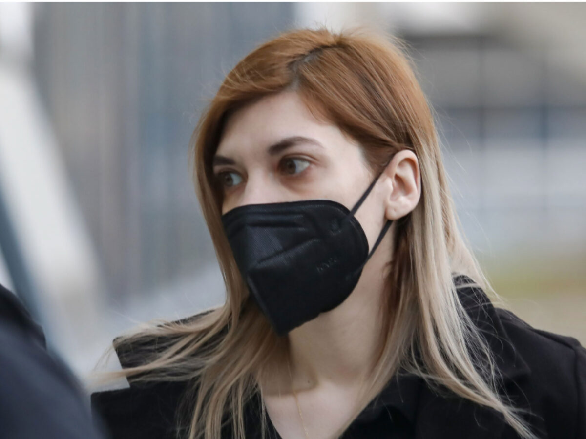Ρούλα Πισπιρίγκου: Υποβασταζόμενη και με μπαστούνι στο δικαστήριο η παιδοκτόνος της Πάτρας