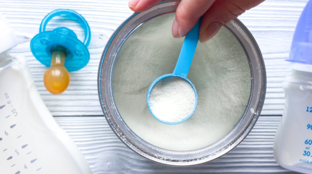 Σε πανικό οι γονείς μετά τις ανακλήσεις στα βρεφικά γάλατα - Ο παιδίατρος Κώστας Νταλούκας εξηγεί πώς μπορείς να προστατεύσεις το μωρό σου