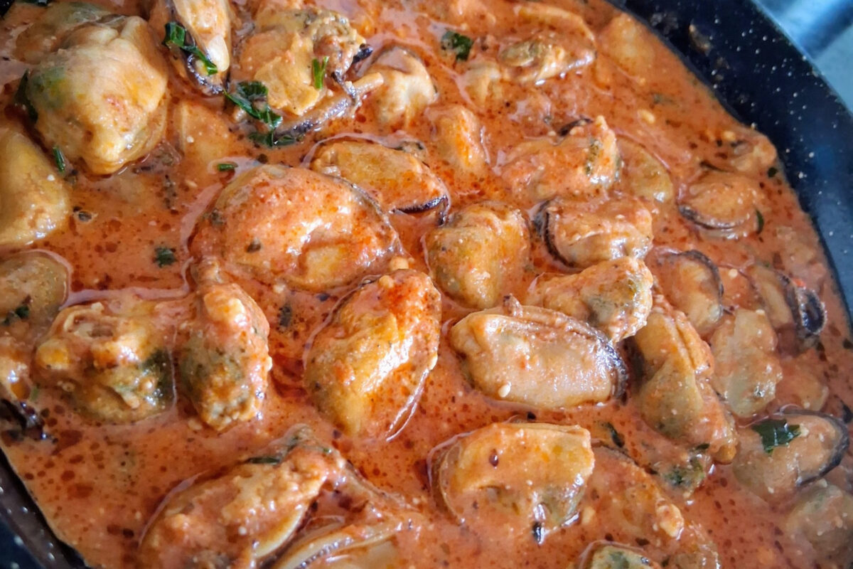 Συνταγή για Καθαρά Δευτέρα: Πικάντικο σαγανάκι με μύδια