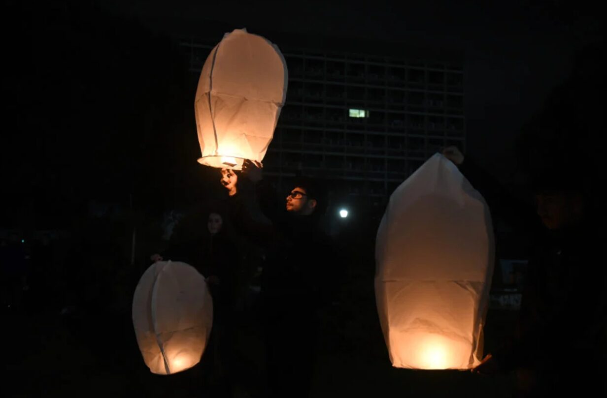 Τέμπη: Σε κλίμα βαθιάς συγκίνησης το μνημόσυνο στο ΑΠΘ - Τα λευκά φαναράκια που φώτισαν τον ουρανό