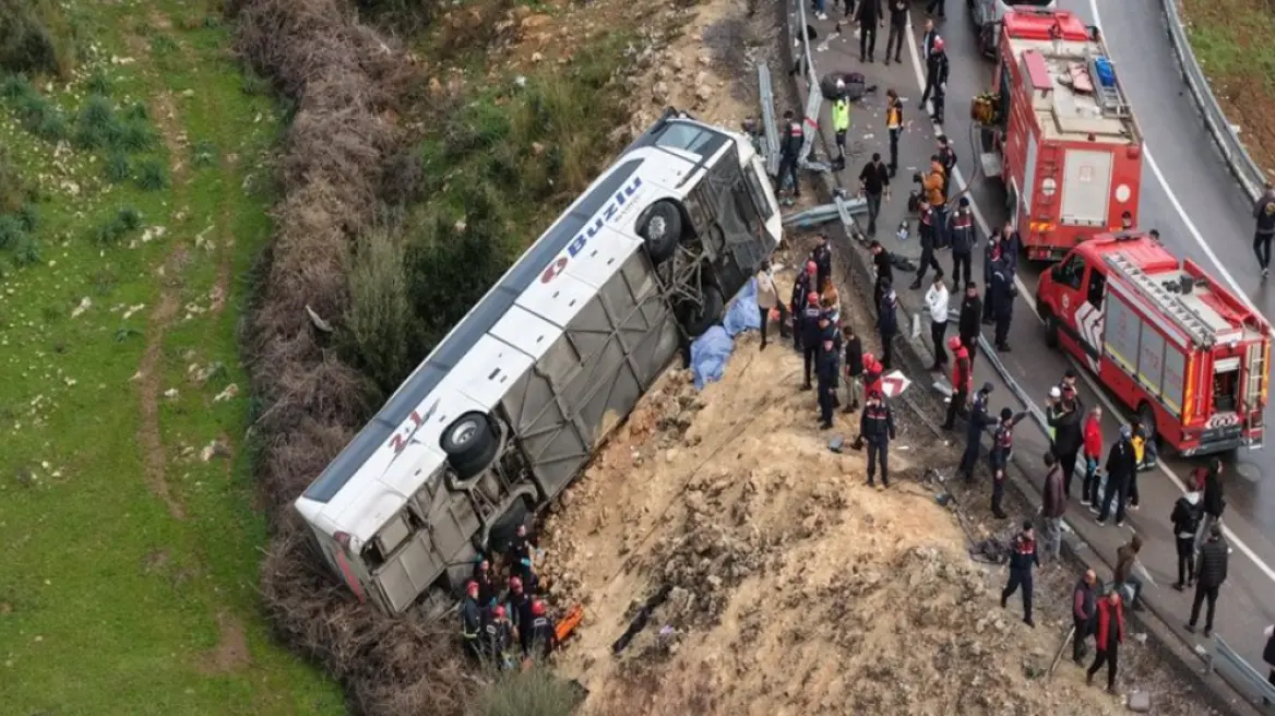 Θανατηφόρο τροχαίο με ανατροπή λεωφορείου – 8 νεκροί και 26 τραυματίες