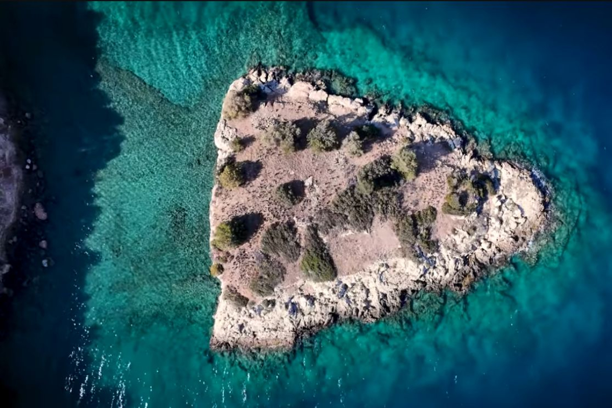Το άγνωστο νησί των βρικολάκων στην Κορινθία και η ιστορία πίσω από την ονομασία του αφτιαχτο