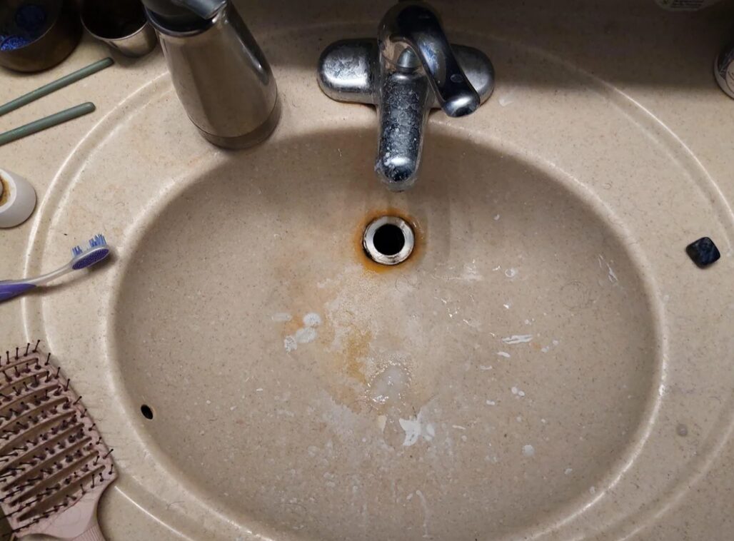 Το καλύτερο σπίτικο καθαριστικό με 3 υλικά (χωρίς ξίδι) για όλες τις χρήσεις: Από το μπάνιο μέχρι την κουζίνα απολύμανση και καθαριότητα αφτιαχτο