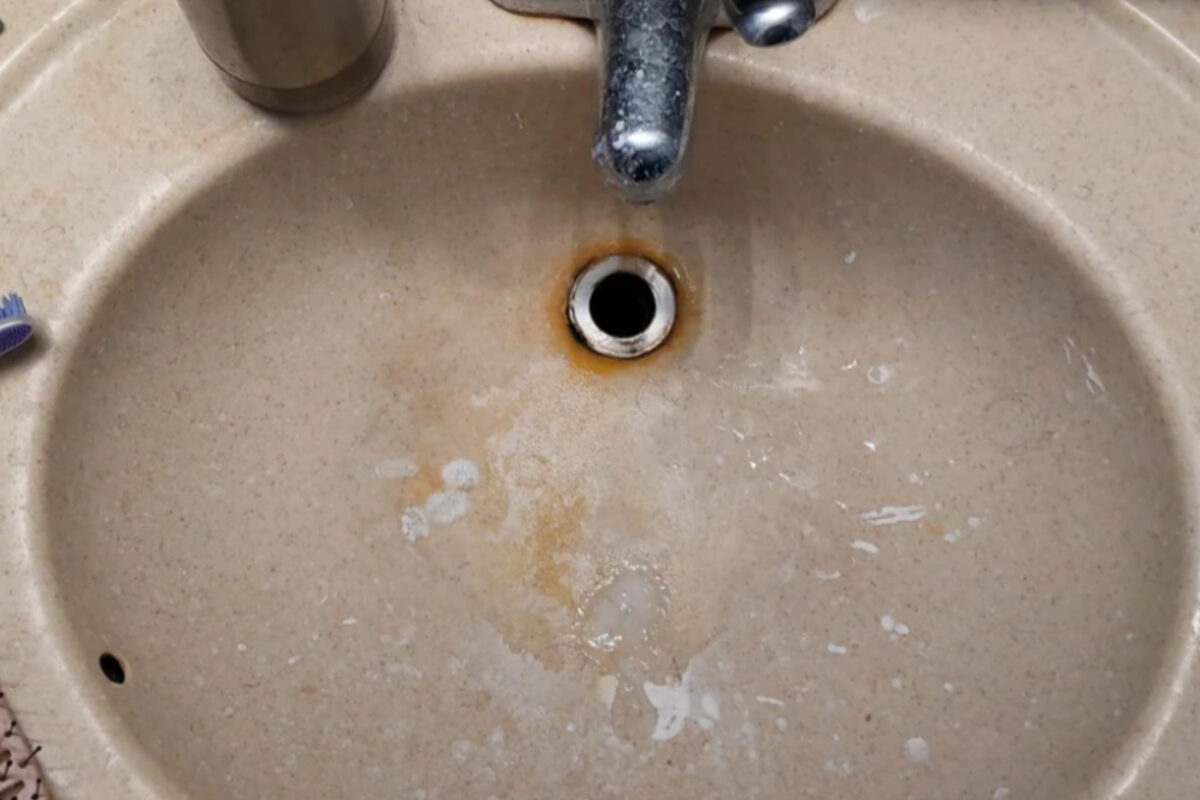 Το καλύτερο σπίτικο καθαριστικό με 3 υλικά (χωρίς ξίδι) για όλες τις χρήσεις: Από το μπάνιο μέχρι την κουζίνα απολύμανση και καθαριότητα αφτιαχτο