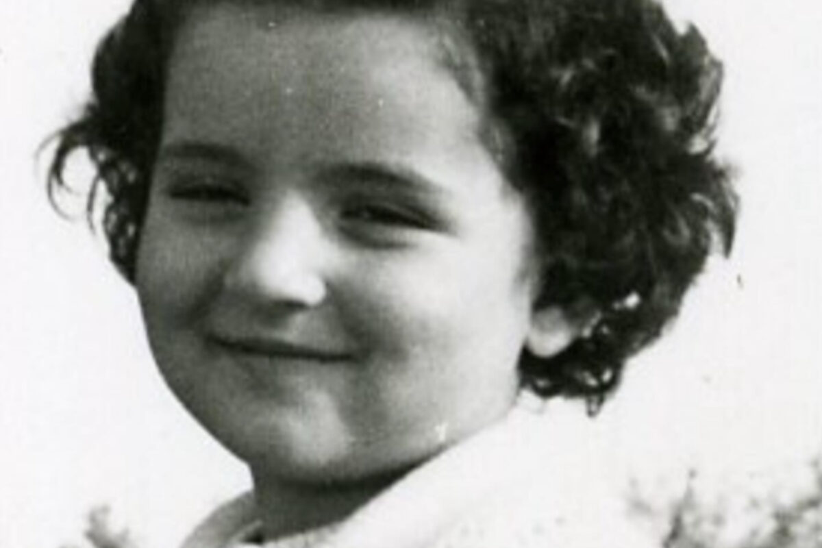 Το κοριτσάκι της φωτογραφίας είναι σήμερα πασίγνωστη τραγουδίστρια και γίνεται 58 ετών - Την αναγνωρίζετε;