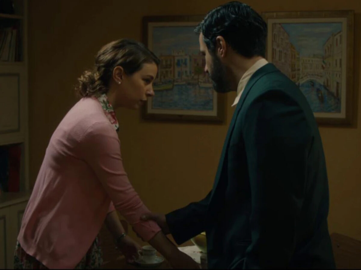 Το σπίτι δίπλα στο ποτάμι: Μπαίνει μπροστά στο μαχαίρι και θυσιάζεται για να την σώσει