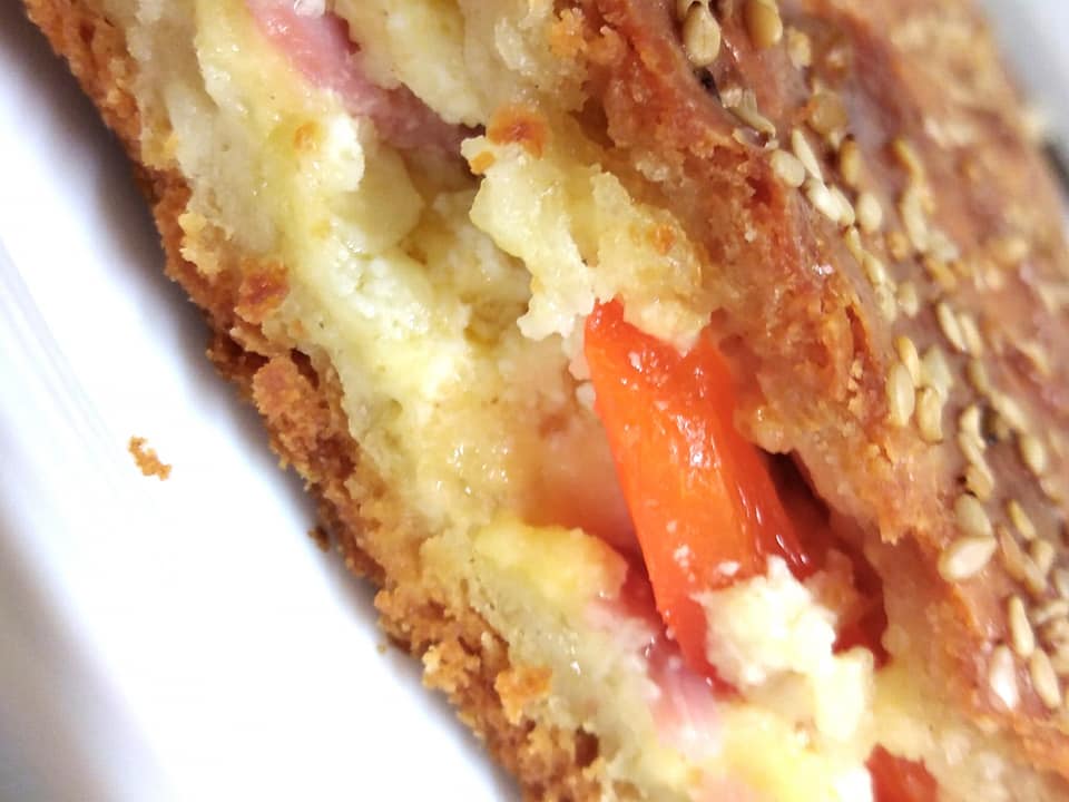 Τραγανή πίτα με γέμιση πίτσα για το σχολείο στο πυρέξ