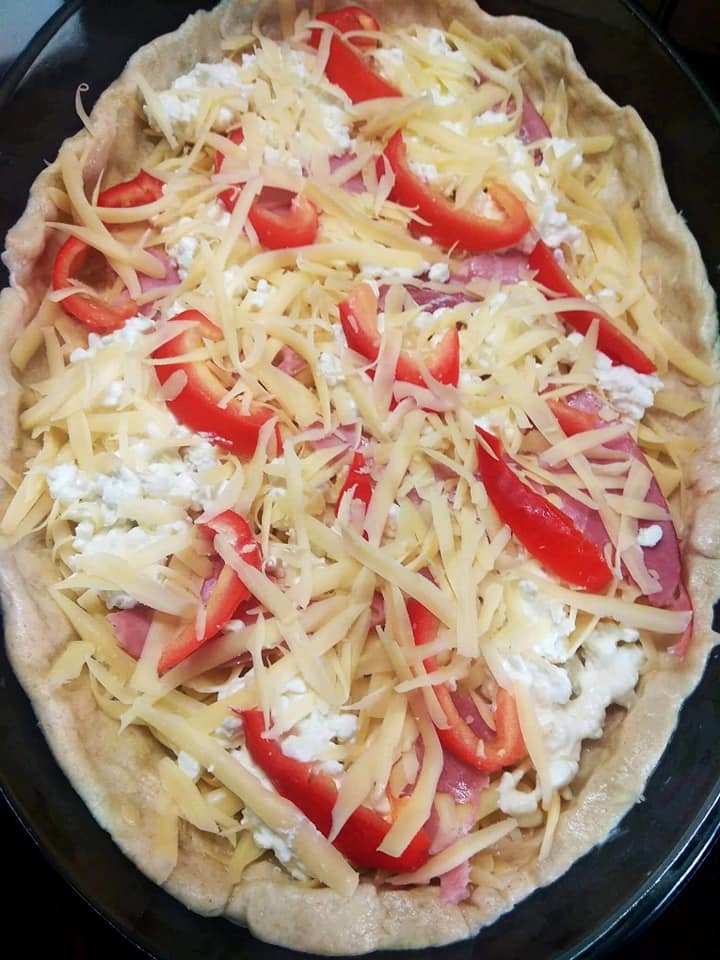 Τραγανή πίτα με γέμιση πίτσα για το σχολείο στο πυρέξ