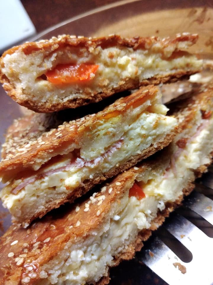 Τραγανή πίτα με γέμιση πίτσα για το σχολείο στο πυρέξ