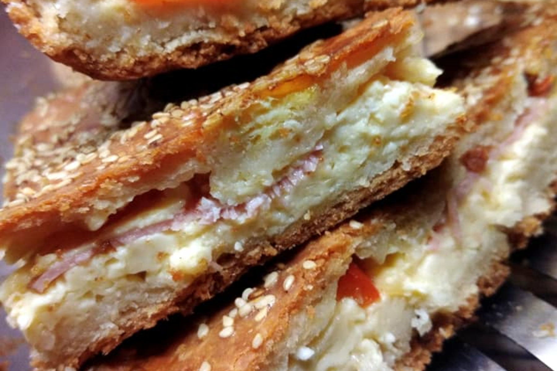 Τραγανή πίτα με γέμιση πίτσα για το σχολείο στο πυρέξ